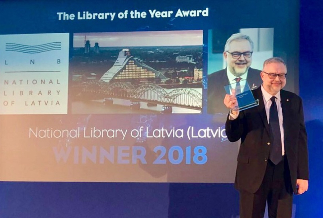 Latvijas Nacionālās bibliotēkas vadītājs Andris Vilks ar starptautisko izcilības balvu.
