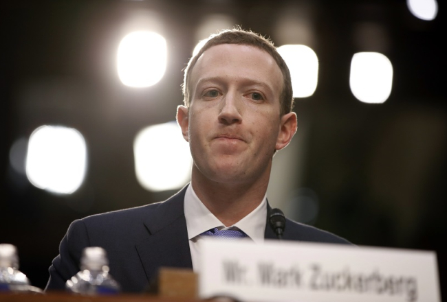 Facebook radītājs Marks Cukerbergs ASV Kongresā sniedz liecību par datu noplūdi. Foto: AP/LETA