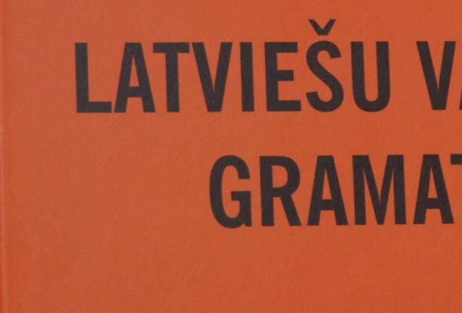 Latvijas Universitātes Latviešu valodas institūta izdevums "Latviešu valodas gramatika" (2014). Foto: Edijs Pālens, LETA