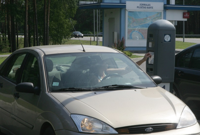 Sieviete iegādājas autotransporta caurlaidi iebraukšanai Jūrmalā. Foto: Ieva Čīka, LETA