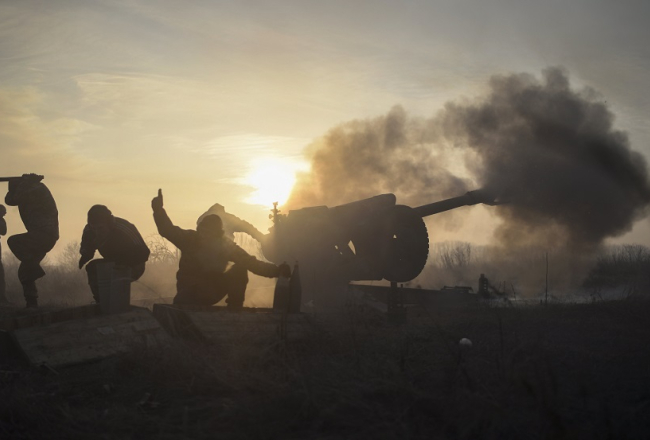 Ukrainas karavīri šogad 11. janvārī šauj no haubices netālu no frontes līnijas pie Novoluhanskas ciema Doņeckas apgabalā pēc tam, kad prokrieviskie separātisti 24 stundas bija uzbrukuši Ukrainas pozīcijām un trīs ukraiņi tika nogalināti, bet četri ievainoti. Foto: EPA/LETA