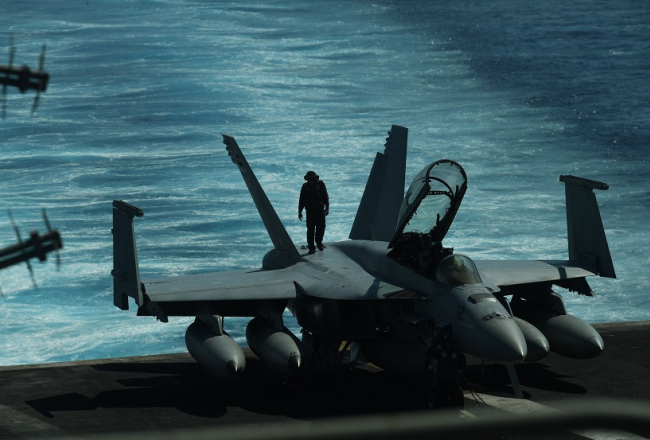 FA-18 kaujas lidmašīnas sagatavo lidojumam. Foto: AFP/LETA
