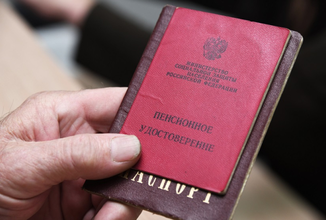 Krievijas pensionāra apliecība. Foto: Sputnik/LETA