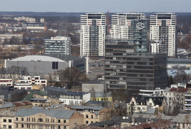 Skats uz namu jumtiem un "Rietumu bankas" biroju kompleksa "Rietumu Capital Centre" ēku Vesetas ielā. Foto: Evija Trifanova, LETA