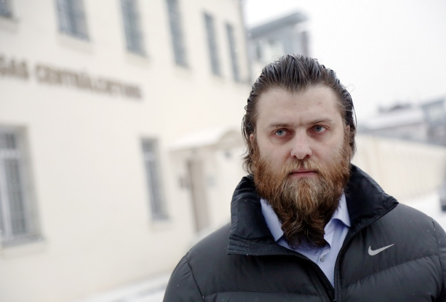 Izspiešanā un noziedzīgi iegūtu līdzekļu legalizācijā apsūdzētais bijušais maksātnespējas administrators Māris Sprūds pēc pusmiljona eiro lielās drošības naudas iemaksas atbrīvots no apcietinājuma un atstāj Rīgas Centrālcietumu. Foto: Edijs Pālens, LETA