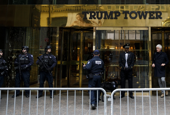 Pie "Trump Tower" ieejas Ņujorkā policisti kratīšanas laikā. Foto: EPA/LETA