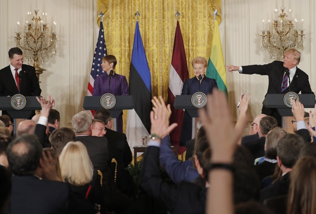 ASV prezidents Donalds TRamps (no labās) preses konferencē kopā ar Baltijas valstu prezidentiem Daļu Grībauskaiti, Kersti Kaljulaidi un Raimondu Vējoni. Foto: Reuters/LETA