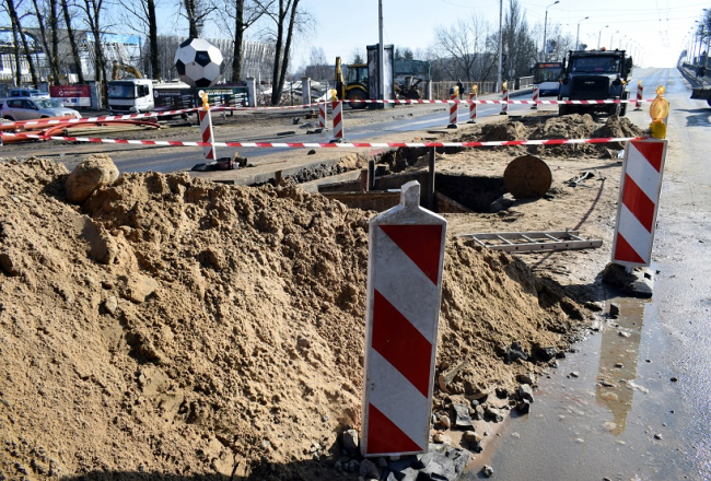 Notiek ūdensvada avārijas likvidācijas darbi Augusta Deglava ielā. Foto: Artūrs Ķipsts, LETA