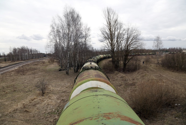 Vilciena sliedes Daugavgrīvas ielā pirms Bolderājas. Foto: Edijs Pālens, LETA