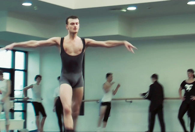 Izcilai personībai — baletdejotājam Aleksejam Avečkinam — savu filmu Gribētos būt aplim ir veltījis režisors Roberts Rubīns.
Publicitātes foto