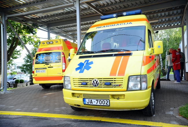 Neatliekamās medicīniskās palīdzības dienesta (NMPD) automašīnas. Foto: Evija Trifanova, LETA