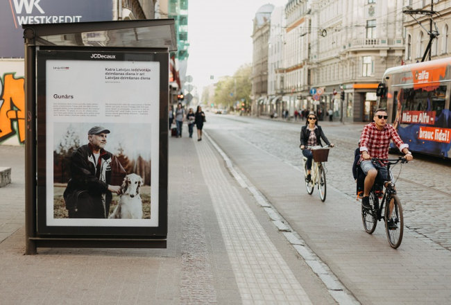 Izstādes "Dzimšanas diena" foto pilsētvidē. Publicitātes foto