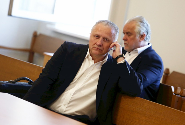 Apsūdzētie - bijušais AS "Latvenergo" prezidenta vietnieks Aigars Meļko (no kreisās) un bijušais AS "Latvenergo" prezidents Kārlis Miķelsons pirms tiesas sēdes. Foto: Ieva Leiniša, LETA