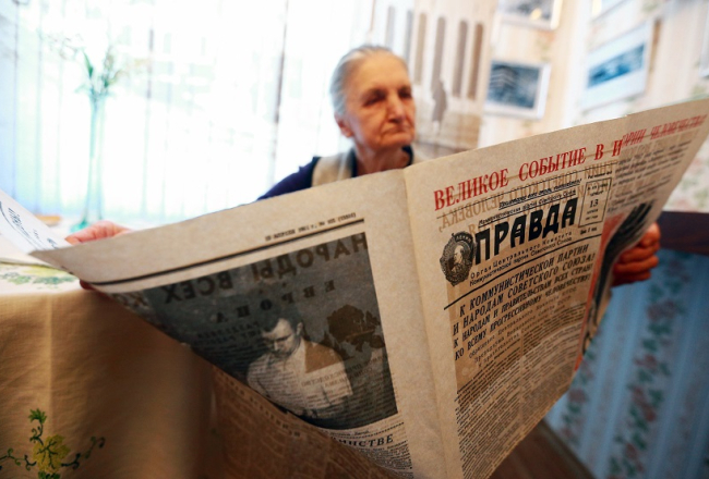 Cilvēks lasa Krievijas avīzi "Pravda". Foto: ITAR-TASS/LETA