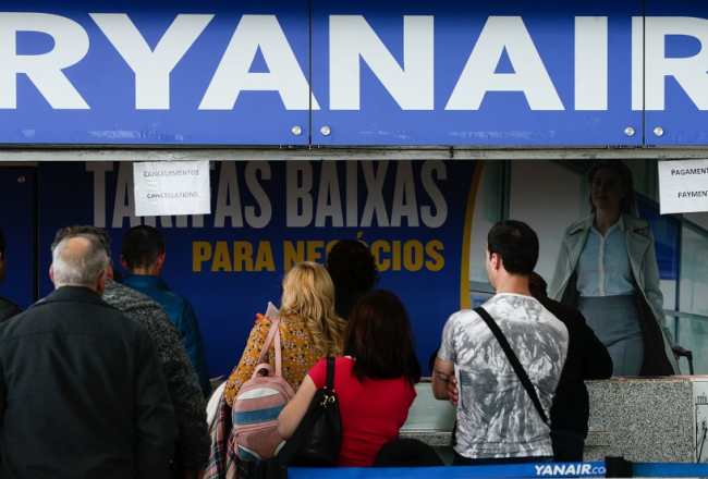 Pasažieri lidostā gaida iekāpšanu "Ryanair" lidmašīnā. Foto: EPA/LETA