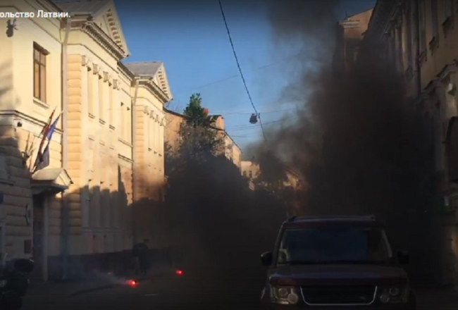 Latvijas vēstniecība Maskavā tika apmētāta ar dūmu svecēm un petardēm. Foto no internetā ievietota video
