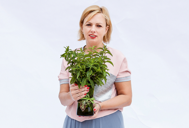 Lolita Duge, zemnieku saimniecības Terēņi saimniece, Lolitas Duges piparmētru namiņa īpašniece.
Foto — Ieva Salmane