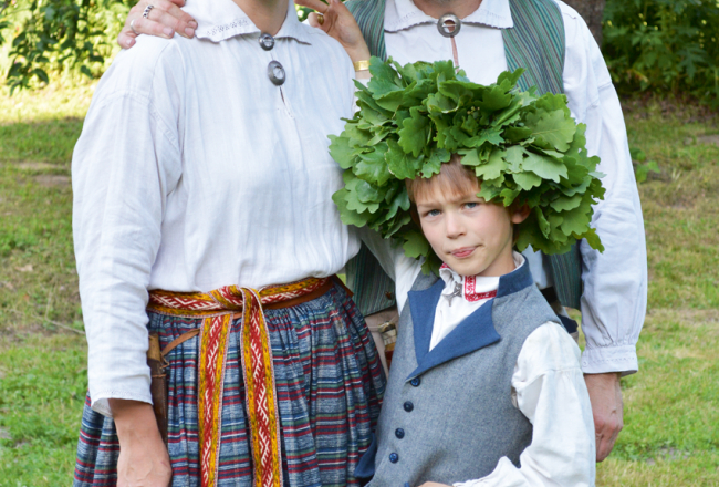 Tradicionālā Zalānu saulgriežu ģimenes bildēšanās — Daina, Juris un Miķelis.
Foto no Zalānu ģimenes arhīva