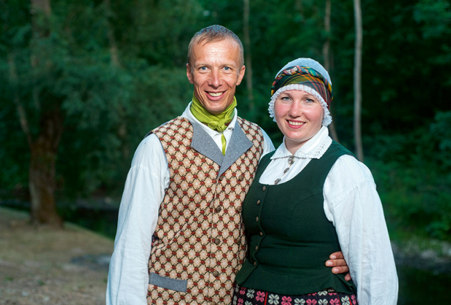 Maritai un Jurim dziesmu un deju svētku laiks ir īpašs. Iepriekšējos svētkos Juris mīļoto bildināja, jūlija sākumā viņi atzīmēs kāzu ceturto jubileju.
Foto — Reinis Inkēns