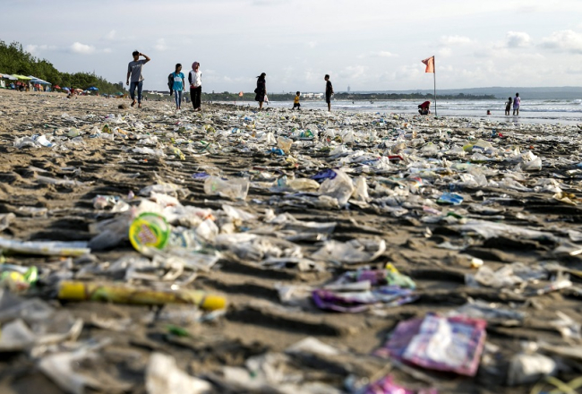 No okeāna izskalotie plastmasas atkritumi Kutas pludmalē, Bali, Indonēzijā. Foto: EPA/LETA