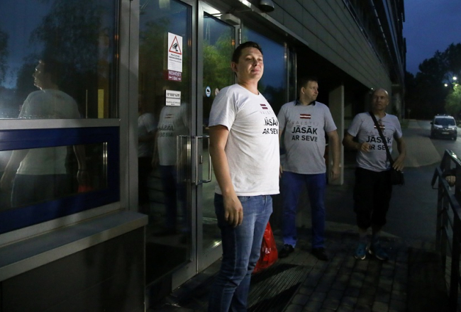 Saeimas deputāts Artuss Kaimiņš tiek atbrīvots no īslaicīgās aizturēšanas izolatora, piemērojot tam aizdomās turētā statusu. Foto: Evija Trifanova, LETA
