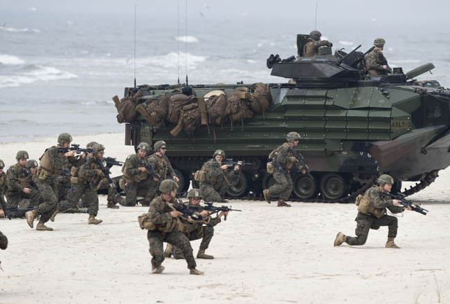 ASV Jūras spēku karavīri kopā ar amfībiju izcēlušies Baltijas jūras piekrastē Klaipēdas tuvumā NATO mācībās šogad. Foto: AP/LETA