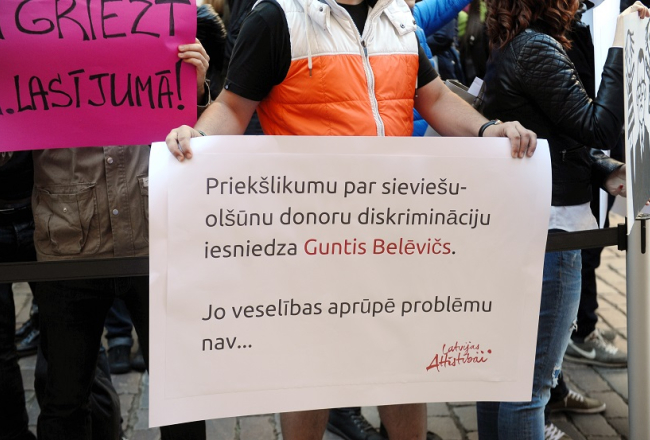 Pikets pie Saeimas jūnija sākumā pret grozījumiem Reproduktīvās veselības likumā, kas paredz ierobežot sieviešu iespējas ziedot olšūnas. Foto: Edijs Pālens, LETA