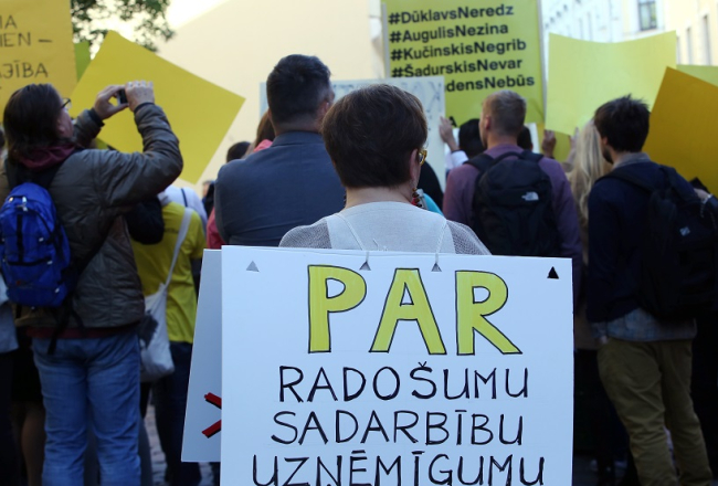 Pie Saeimas ēkas notiek pikets izglītības satura reformas atbalstam. Foto: Evija Trifanova: LETA