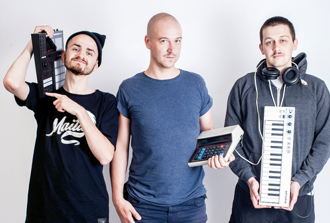 No kreisās: audio inženieris Ansis Kolmanis, studijas vadītājs Kristaps Puķītis un audio inženieris Niklāvs Sekačs.
Foto — Ieva Salmane