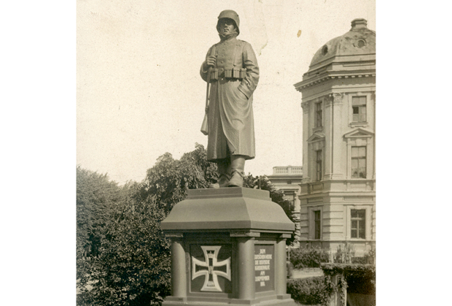 Piemineklis vācu karavīriem Rīgā. Atklāts 1918. gada 3. septembrī. Foto no Latvijas Kara muzeja krājuma