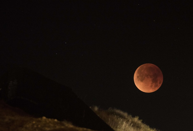 Mēness aptumsums šāgada sākumā. Foto: AFP/LETA