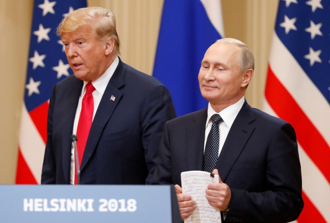 ASV prezidents Donalds Tramps un Krievijas prezidents Vladimirs Putins tiekas Helsinkos. Foto: Reuters/LETA