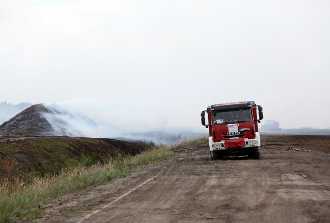 Kūdras un meža ugunsgrēks Talsu novada Valdgales pagastā. Foto: Edijs Pālens, LETA