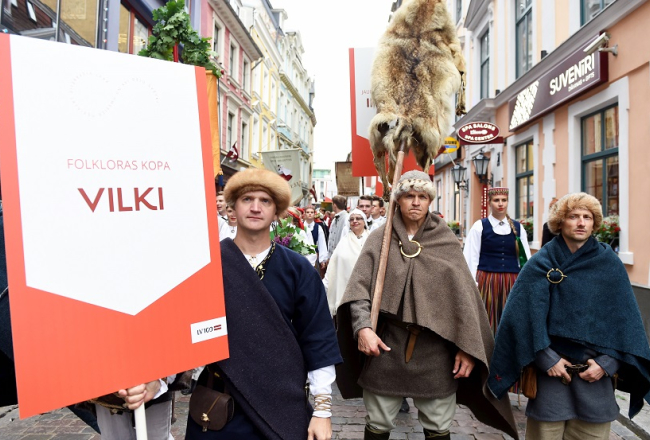 XXVI Vispārējo latviešu Dziesmu un XVI Deju svētku dalībnieku gājiens. Folkloras kopas "Vilki" dalībnieki. Foto: Ieva Leiniša, LETA