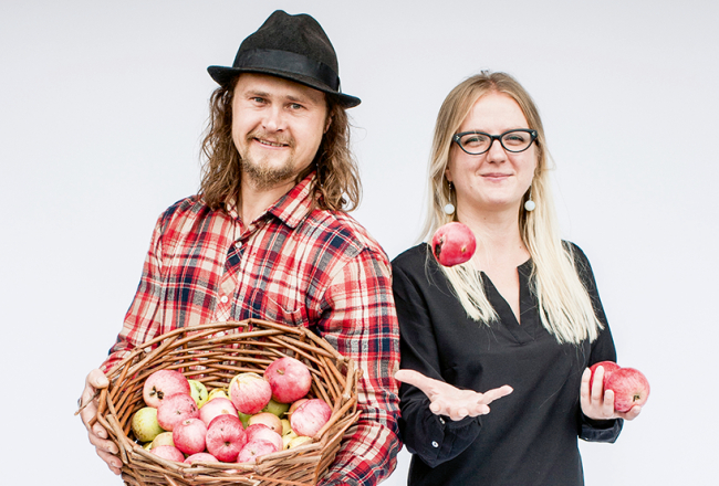 Māris Plūme un Dace Smiltniece-Plūme, SIA Jumpravas sidrs saimnieki.
Foto — Ieva Salmane