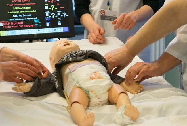 Reanimācijas simulācijai izmantotā lelle, kurai ir visi dzīvībai svarīgie rādītāji. Publicitātes foto