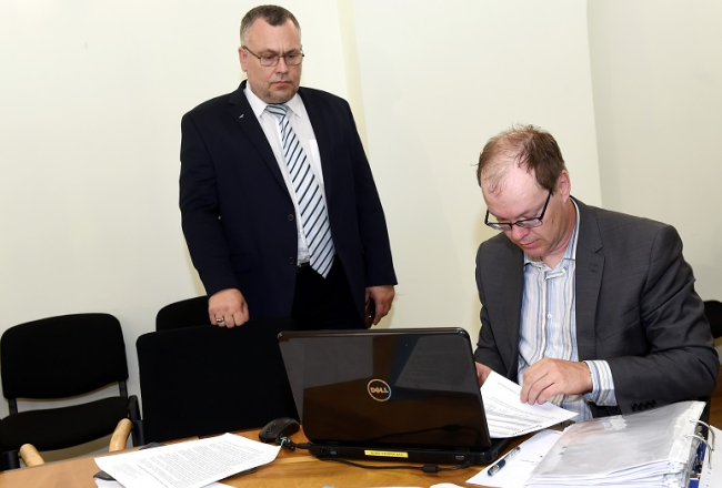 Centrālās vēlēšanu komisijas (CVK) priekšsēdētājs Arnis Cimdars (no kreisās) un CVK sekretārs Ritvars Eglājs pieņem no Jaunās konservatīvās partijas pārstāvjiem kandidātu sarakstus 13.Saeimas vēlēšanām. Foto: Ieva Leiniša, LETA