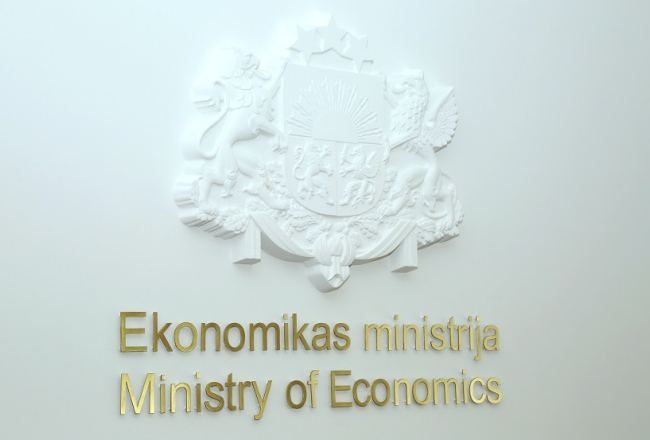 Ekonomikas ministrijas plāksne. Foto: Paula Čurkste, LETA