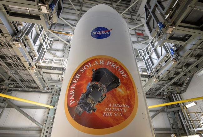 "Parker Solar Probe" emblēma uz NASA raķetes ASV gaisa spēku bāzē Floridā. Foto: AFP/LETA
