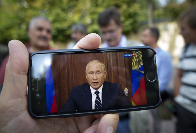 Krievijas prezidents Vladimirs Putins trešdien paziņoja par dažiem pensiju reformas punktu mīkstinājumiem. Foto: AP/LETA