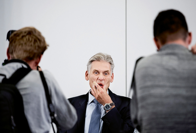 Tā kā Danske Bank nav spējusi pildīt savas saistības un pretoties naudas atmazgāšanai, no amata atkāpies bankas izpilddirektors Tomass Borgens. Dānijas lielākajā bankā no 2007. līdz 2015. gadam caur bankas Igaunijas filiāli varētu būt atmazgāti līdz pat 200 miljardiem eiro.
Foto — EPA/LETA