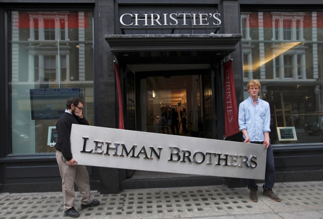 "Christie's" darbinieki 2010. gadā pozē ar uzrakstu "Lehman Brothers".
Foto: Reuters/LETA
