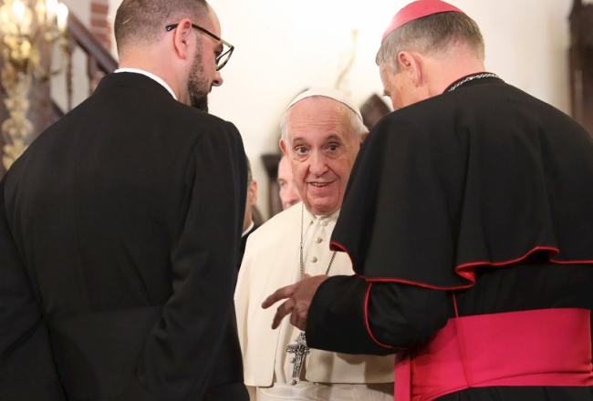 Latvijas Romas katoļu baznīcas arhibīskaps Zbigņevs Stankevičs (no labās) un Viņa Svētība pāvests Francisks tikšanās laikā Svētā Jēkaba katedrālē. Foto: Ieva Leiniša, LETA