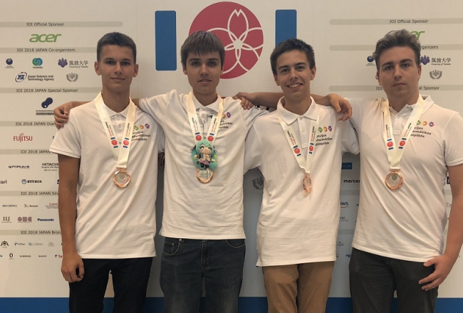 Pasaules informātikas olimpiādes bronzas medaļu ieguvēji - Roberts Leonārs Svarinskis, Renāts Jurševskis, Eduards Gaņkins un Iļja Čaikovskis. Publicitātes foto
