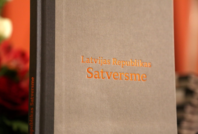 LR Satversmes izdevums. Foto: Edijs Pālens, LETA