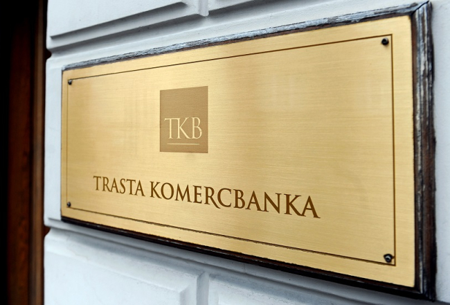 Plāksne pie AS "Trasta komercbankas". Foto: Edijs Pālens, LETA