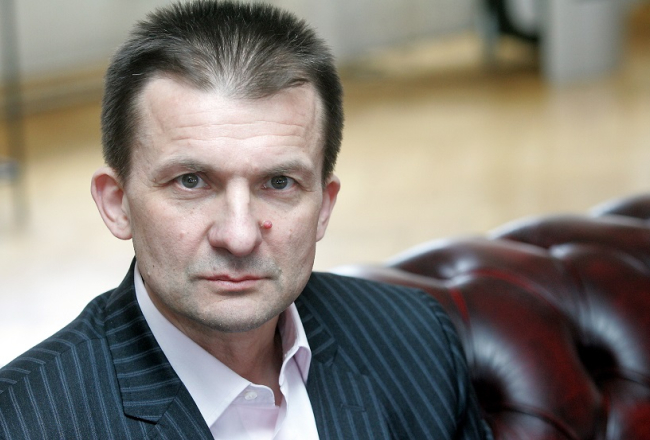 No amata atstādinātais augstais Finanšu ministrijas ierēdnis Vladimirs Vaškevičs pozē fotogrāfam 2011. gadā. Foto: Ieva Čīka, LETA
