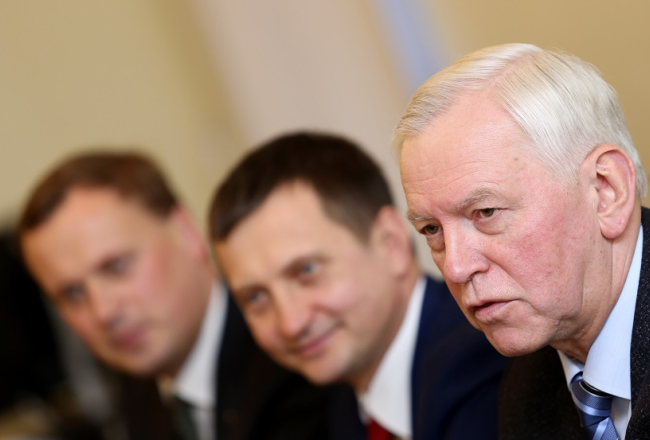 ZZS pārstāvji - Edgars Tavars (no kreisās), Armands Krauze un ZZS Saeimas frakcijas vadītājs Augusts Brigmanis. Foto: Evija Trifanova, LETA
