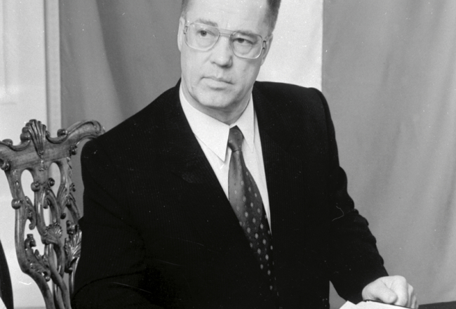 Neatkarību atguvušās valsts pirmais prezidents Guntis Ulmanis, kas šajā amatā bija no 1993. līdz 1999. gadam