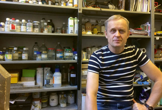 Karpenko ir Francijas un Latvijas pilsonis, un viņam ir seši bērni. Vecākā meita beigusi Mākslas akadēmiju un dzīvo Latvijā. «Man patīk tas, ko daru. Aizrauj senās glezniecības tehnika. Ir labi pacientus atgriezt pie dzīvības un priecēt daudzas paaudzes.»
Foto — Ieva Alberte